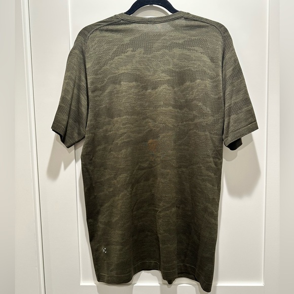 Camo Men’s Large Lululemon Tshirt - Picture 3 of 3
